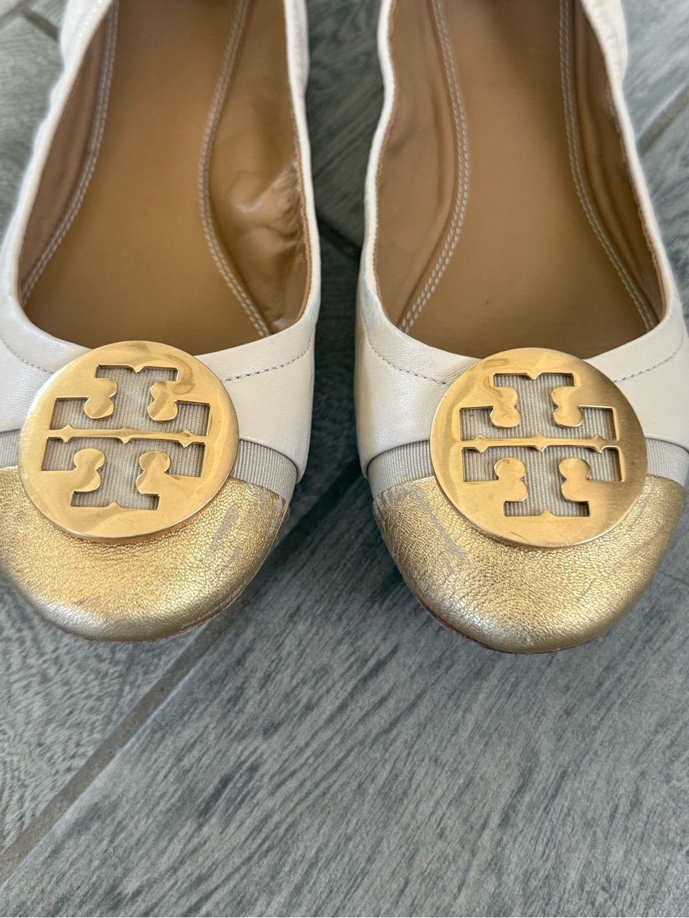 Tory Burch Reva Leather Slip-On Ballet Flats Beige/Gold Logo Cap Toe Women's 8M - Picture 3 of 11
